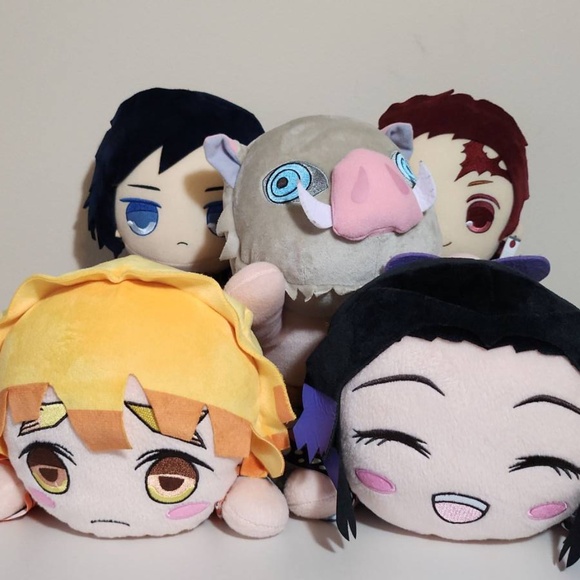 Demon slayer manga books, plushie and action figures - Picture 8 of 12